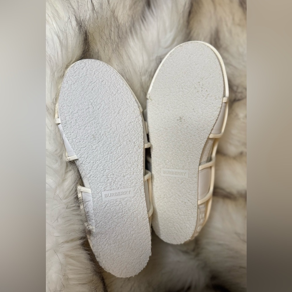 BURBERRY
White Canvas Sneakers
NWT | EU 35 - Picture 12 of 16